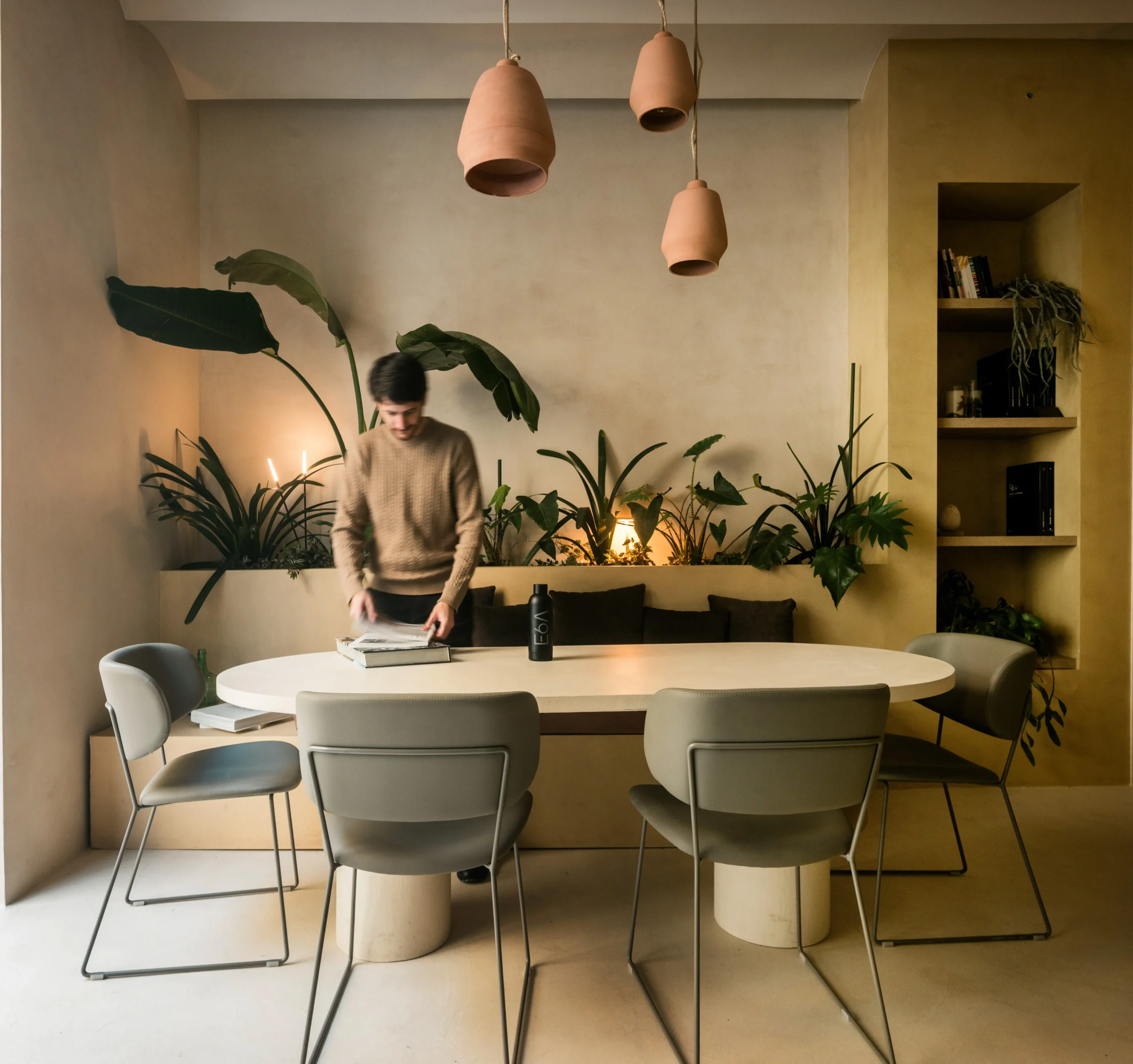 V2A4452-Pano-copia-scaled oficinas-e6a-sala-reuniones-jardinera-plantas-terracota-valencia