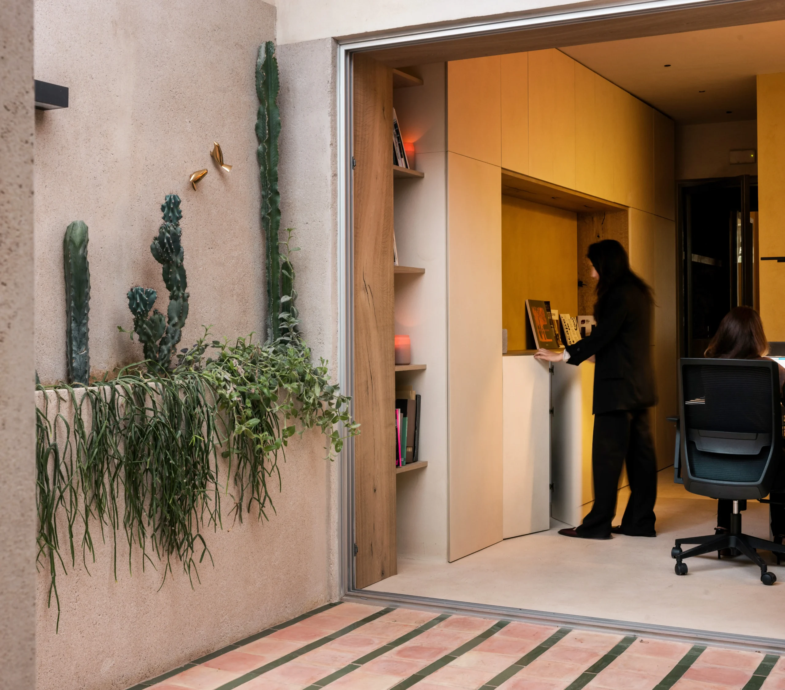 oficinas-e6a-patio-interior-cactus-suelo-hidraulico-acceso-estudio-valencia