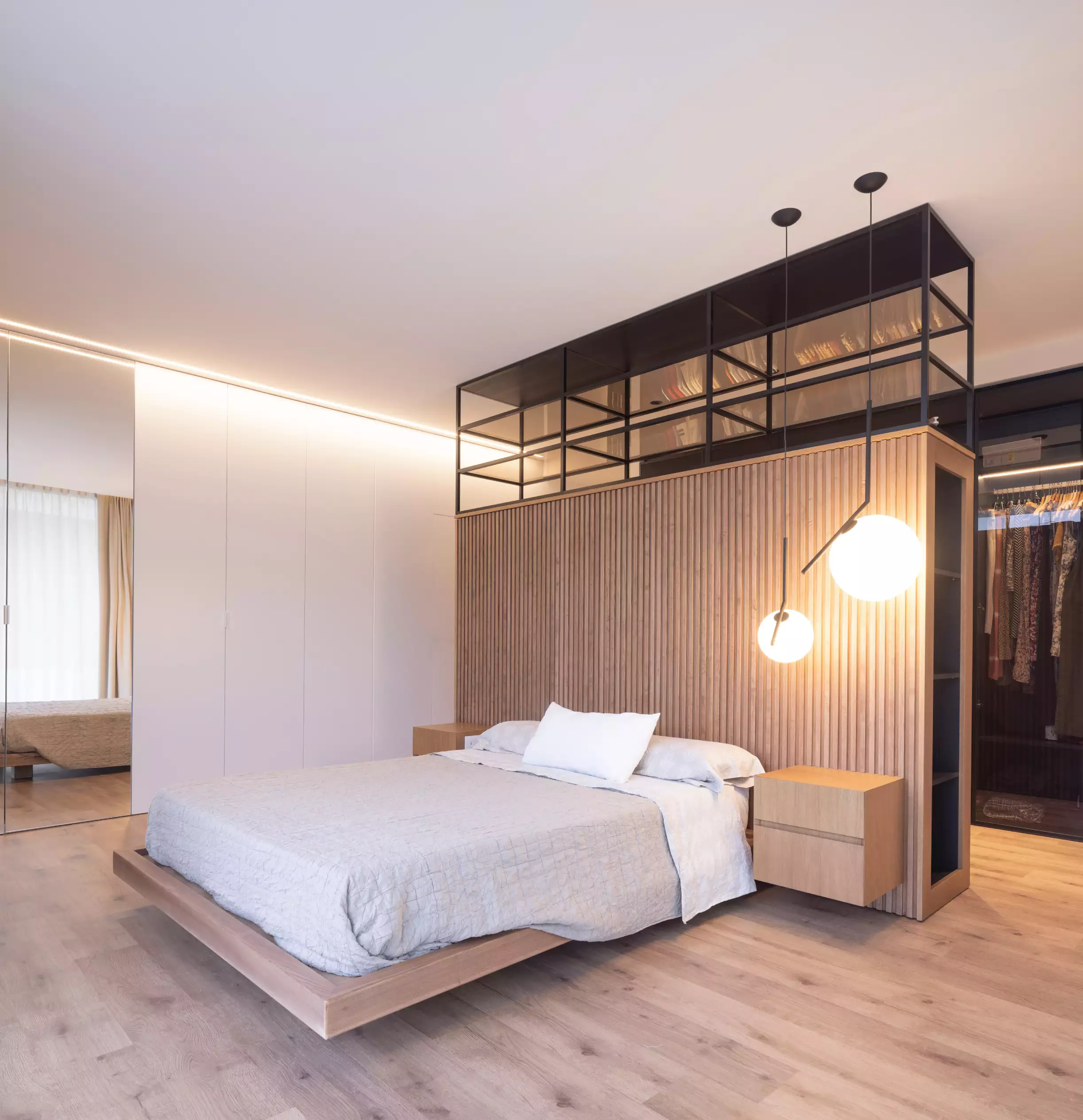 villa-malta-dormitorio-principal-cabecero-madera-lamas-reforma-integral-valencia