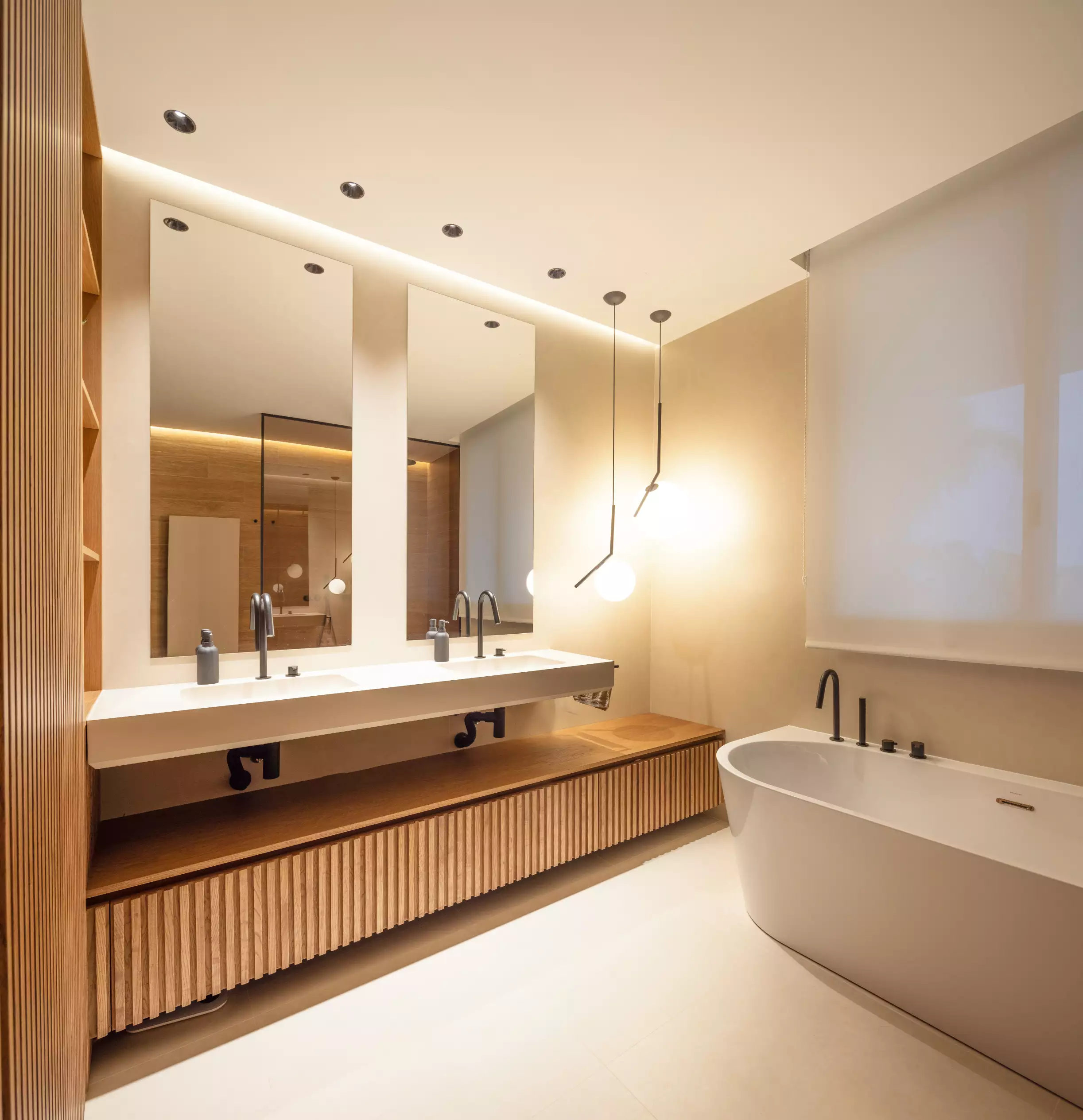 villa-malta-bano-principal-banera-exenta-doble-lavabo-madera-valencia