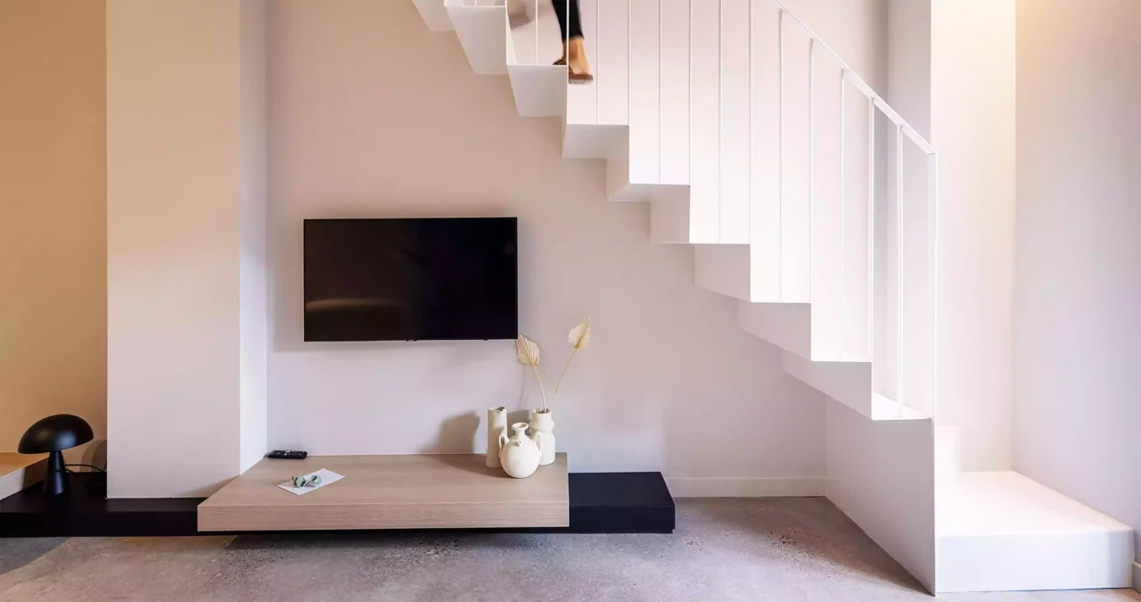 e6a-yours-boutique-hotel-salon-arquitectura-interiores-1280x675 yours-boutique-hotel-escalera-blanca-mueble-madera-microcemento-valencia